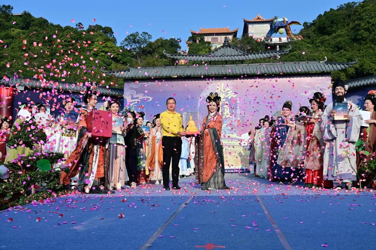 全国汉服模特云集东莞观音山  引领T台时尚潮流