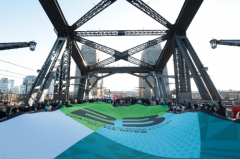 球迷相聚悉尼海港大桥 欢庆2023澳大利亚新西兰女足世界杯开幕25天倒计时